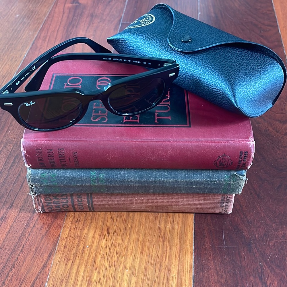 Ray-ban Meteor classic sunglasses.